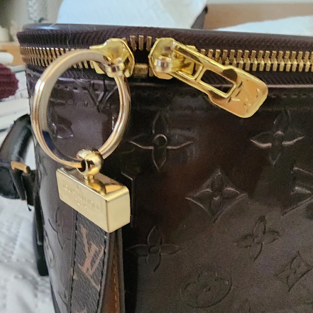 Carry On Luggage - Picture 3 of 10